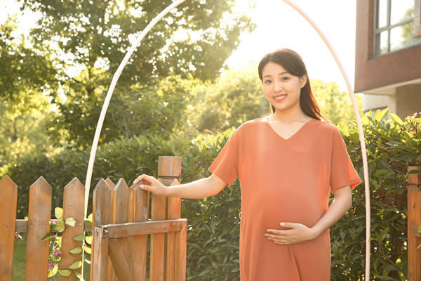看胎動(dòng)能分辨男女嗎？是平躺還是側(cè)躺？(圖1)